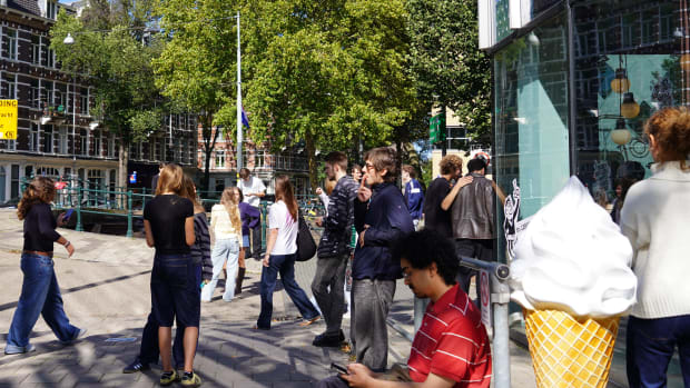 Rokers op de hoek van de Nieuwe Achtergracht en Roetersstraat